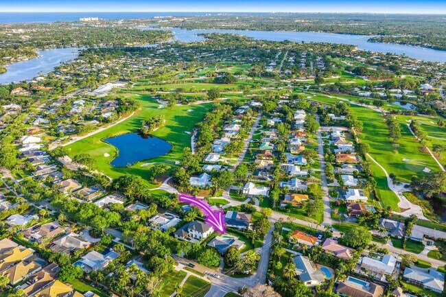 Building Photo - 305 Country Club Dr