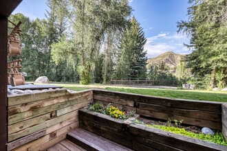 Building Photo - 1061 W Beaver Creek Blvd