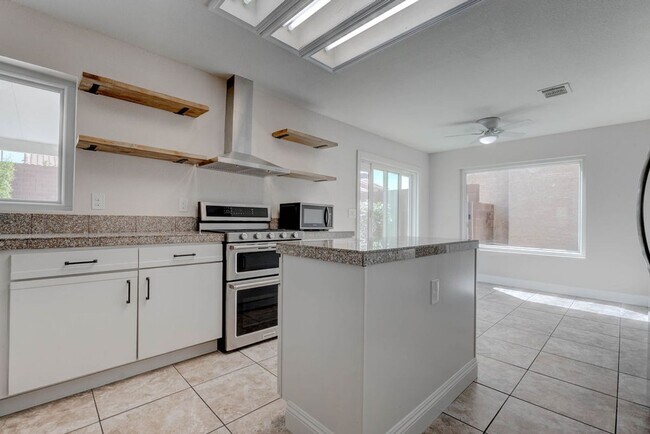 Building Photo - 26 Fantasia Ln