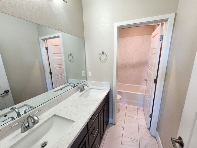 Building Photo - 4549 Maple Crest St