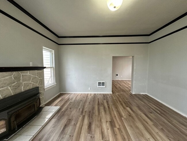 Building Photo - 1010 E 8th St