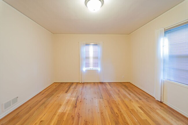 Building Photo - Charming and Well-Maintained Home in a Serene Neighborhood