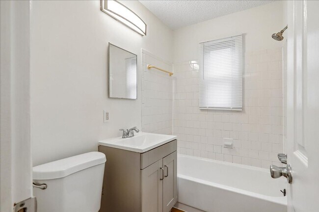 Building Photo - Lovely 3-Bedroom 1 bath End Unit townhome in Deanwood