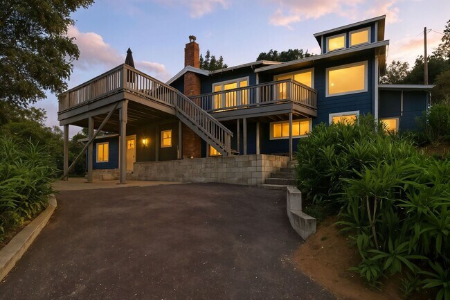 Building Photo - 3 Bed/2.5 Bath Multilevel Home with Amazin...