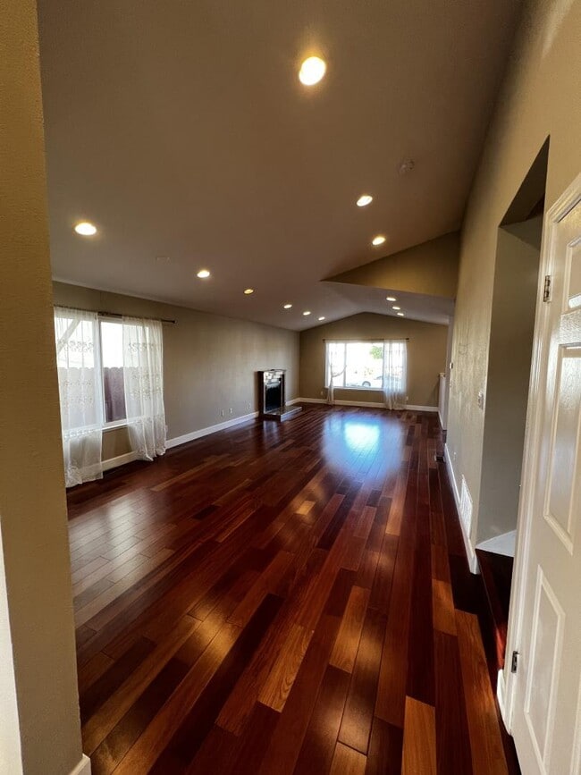 Building Photo - 419 Avalon Dr