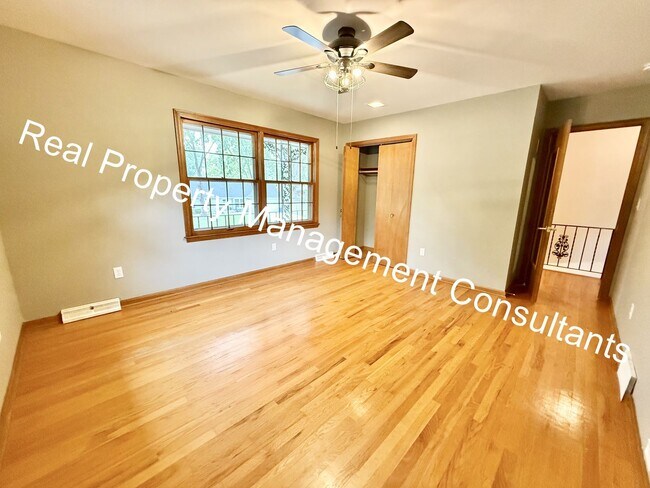 Building Photo - 4 bed | 2.5 bath Home In Shawnee Mission S...