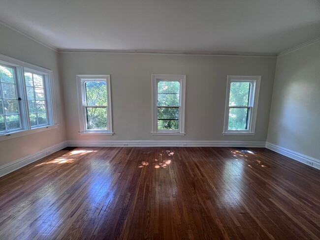 Building Photo - Single Family Heritage Hill Home! Two Bedr...