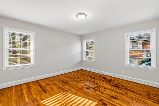 Building Photo - NW - Large Brick Ranch, Updated, Hardwoods, LR, DR, Den, Two Decorative Fire Places, Fenced, Stor...