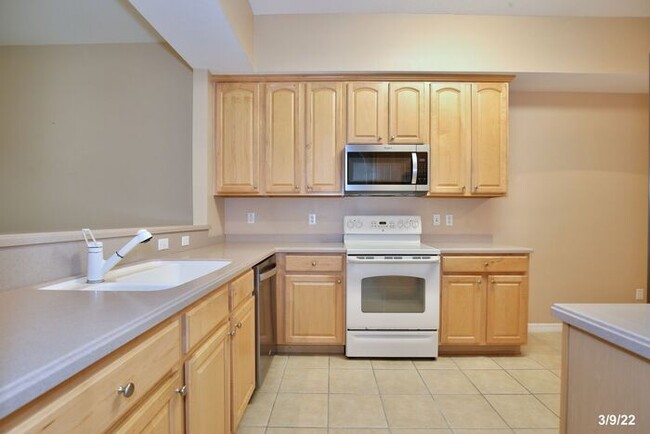 Building Photo - Premier 2/2 Spacious Condo with a Screened...