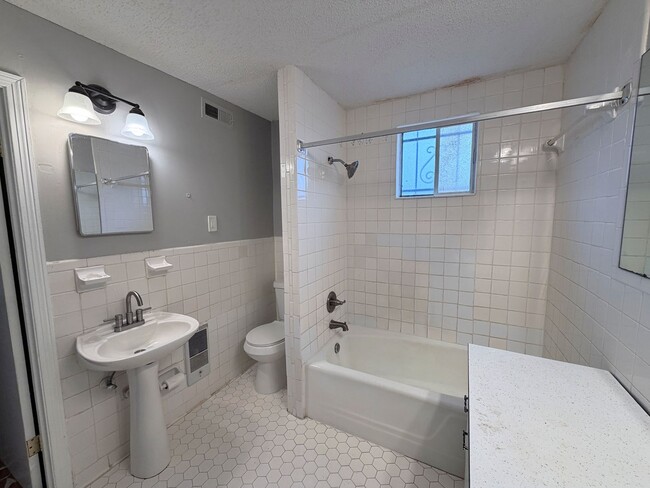 Building Photo - Cozy 3 Bedroom Home Ready for Move In!!