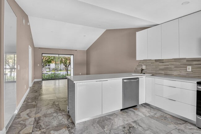 Building Photo - 301 Club Cir