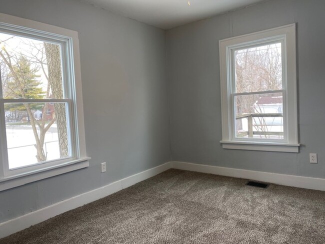 Building Photo - Two bedroom, one bathroom single home in S...