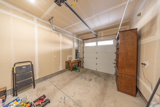 Building Photo - 3 bedroom home in Ridgefield w/ AC - Built...
