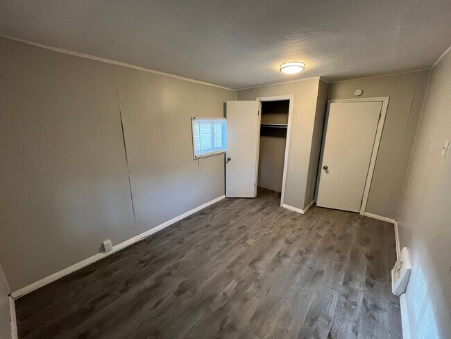 Building Photo - Renovated 3 bedroom 1 Bath with Detached G...