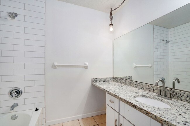 Building Photo - Charming 3 Bedroom House in Springfield!