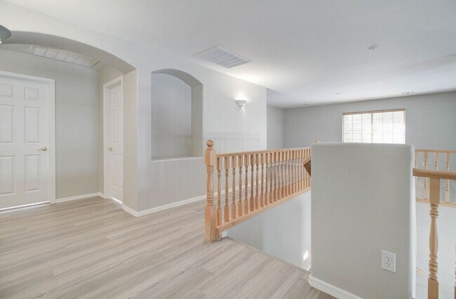 Building Photo - 2026 E County Down Dr