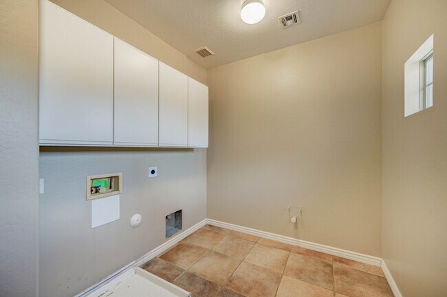 Building Photo - 8503 W Coyote Dr