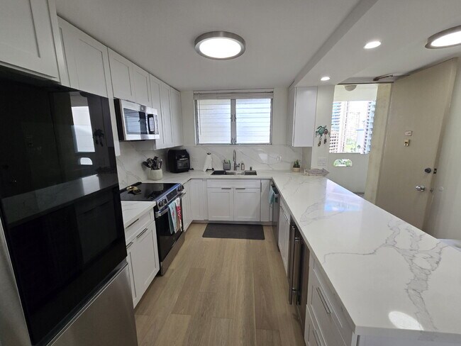Building Photo - Fully Furnished Executive Condo Rental 2br/2ba/1pkg - Waikiki