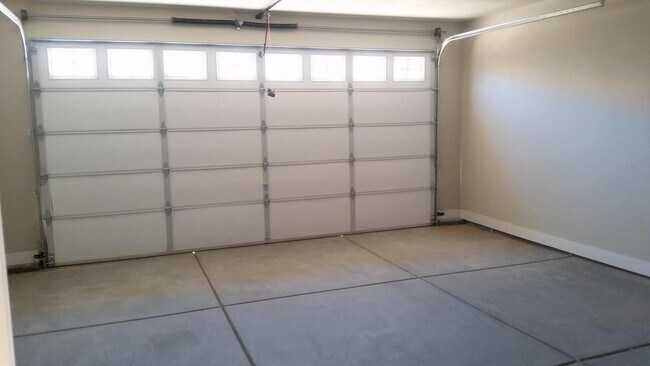 Building Photo - 3 bedroom, 2.5 bathroom Townhome on the No...