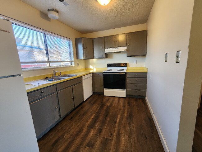 Building Photo - 657 E Clarion Dr
