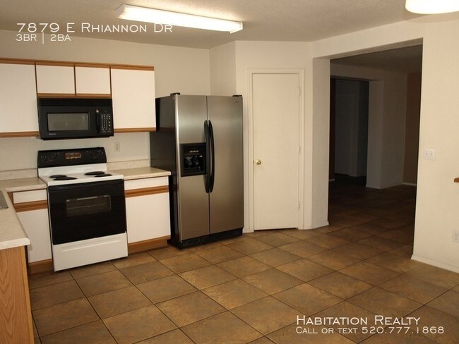 Building Photo - 3 Bedroom Home in Pantano Heights w/ Pool
