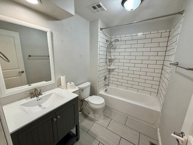 Building Photo - Gorgeous 4 Bed, 2 Bath Home in Central For...