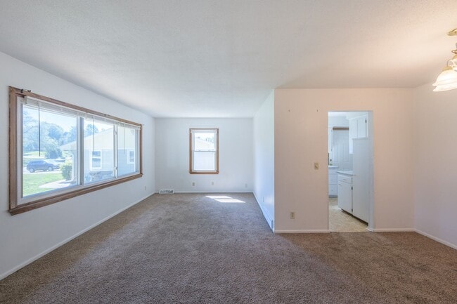 Building Photo - Beautiful 2Bed 1Bath Bloomington Twin Home...