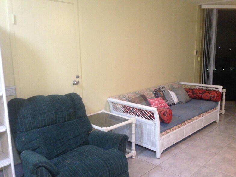 Comfortable Lounge Recliner - 8817 S Thomas Dr
