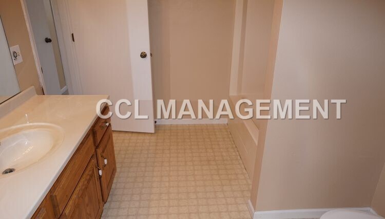 Building Photo - 2704 Norwich St