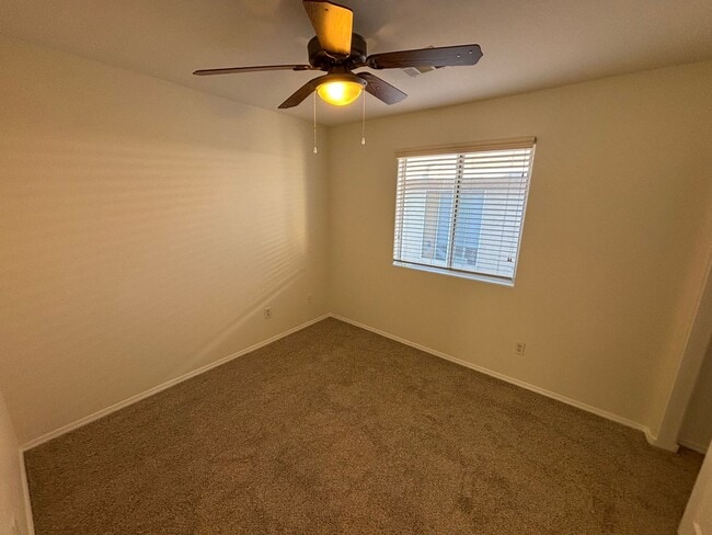 Building Photo - Gorgeous 3bed/1bath w/ 2 Car Garage located in Henderson!