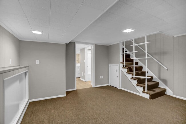 Building Photo - Completed Renovated Townhouse