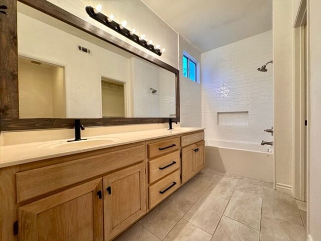 Building Photo - Bright and Open 3 Bedroom Home in Murrieta...