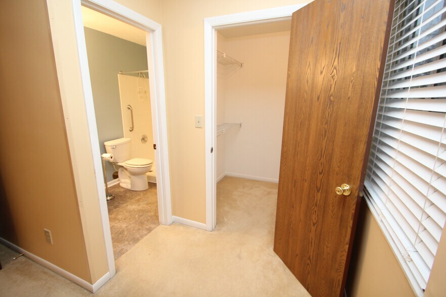 Building Photo - 1431 Hollow Run