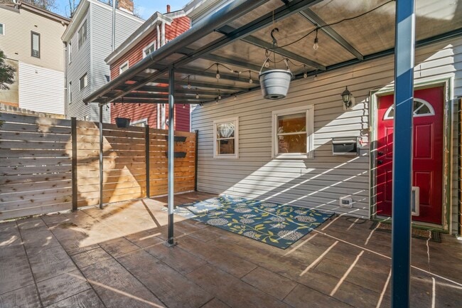 Building Photo - Charming 3 Bedroom/4 Bathroom Detached Home Located In The South Side Flats.  Available Immediately.