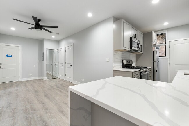 Building Photo - 7738 N Eastlake Terrace