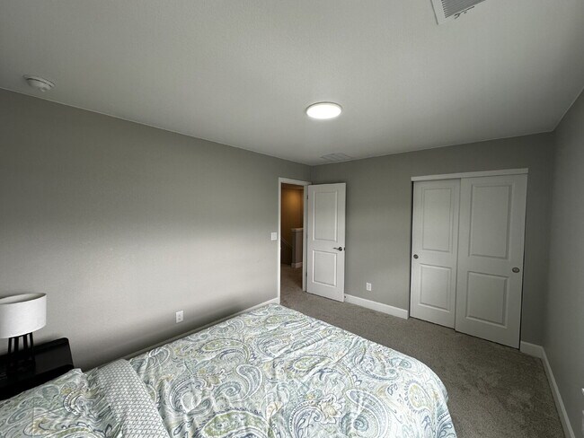 Building Photo - "Spacious 4-Bedroom Retreat in Aurora with 2.5 Baths in Murphy Creek!"