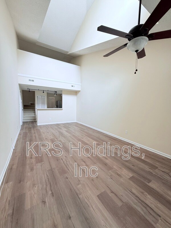Building Photo - 4921 Hollenden Dr