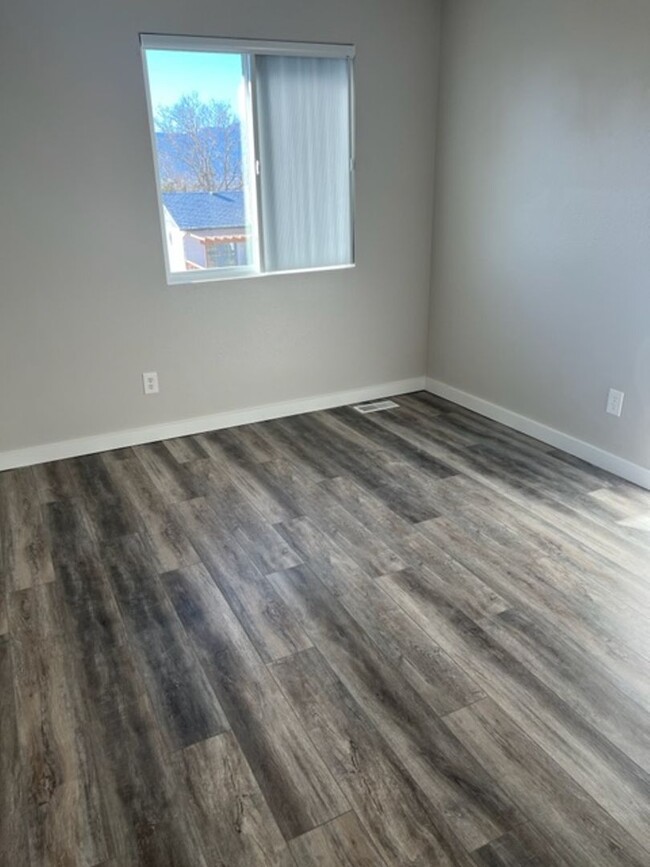 Building Photo - REMODELED TWO BED TOWNHOME!!