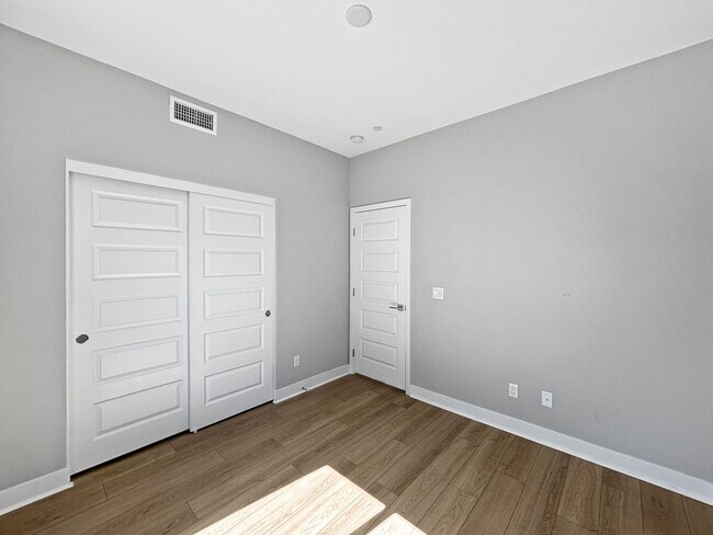 Building Photo - Stunning 3BD/2.5BA Townhouse in Mission Va...
