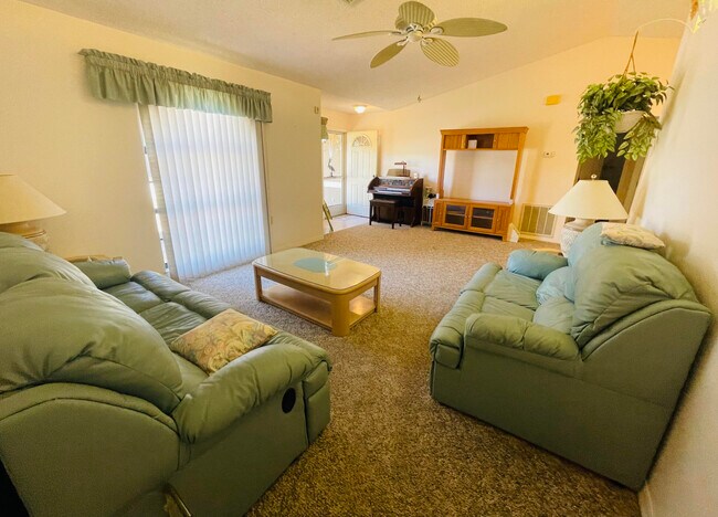 Building Photo - 757 Tulip Dr