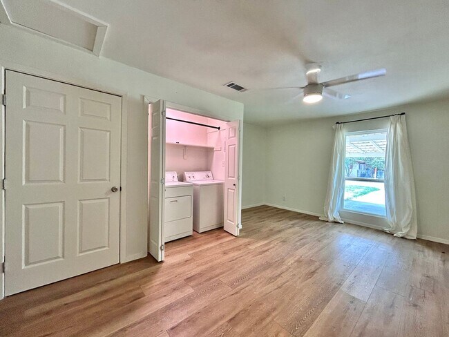 Building Photo - 4 Bed / 2 Bath Home with Covered Porch, Su...