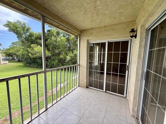 Building Photo - 1673 SE Green Acres Cir