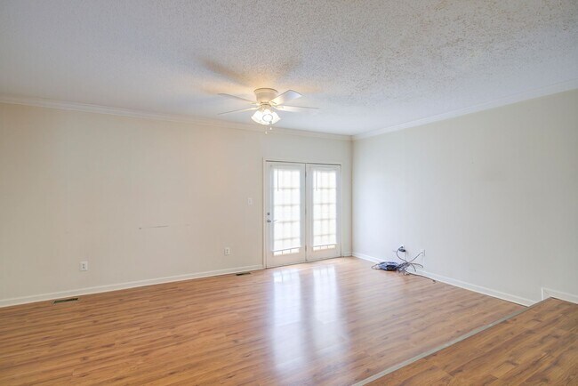 Building Photo - 3 Bedroom / 2.5 Bath Condo - Johnson City, TN
