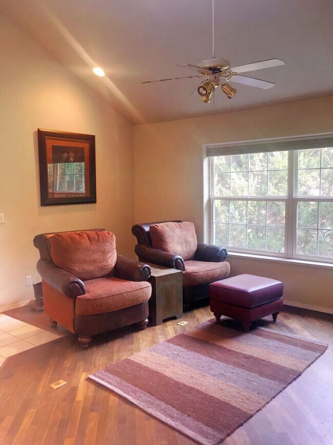 Building Photo - Downtown Glenwood Springs Condo