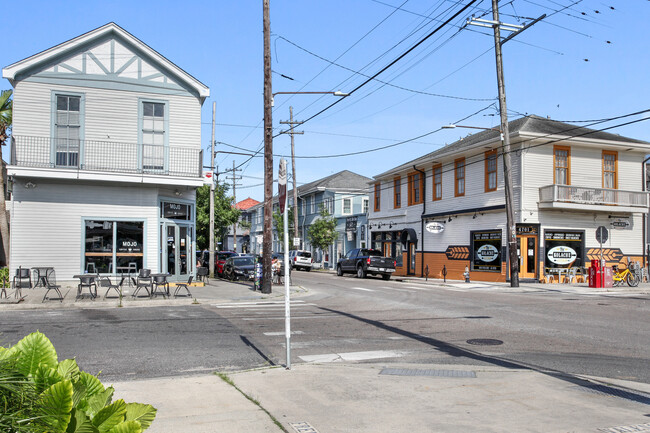 Building Photo - 2421 Valence- right