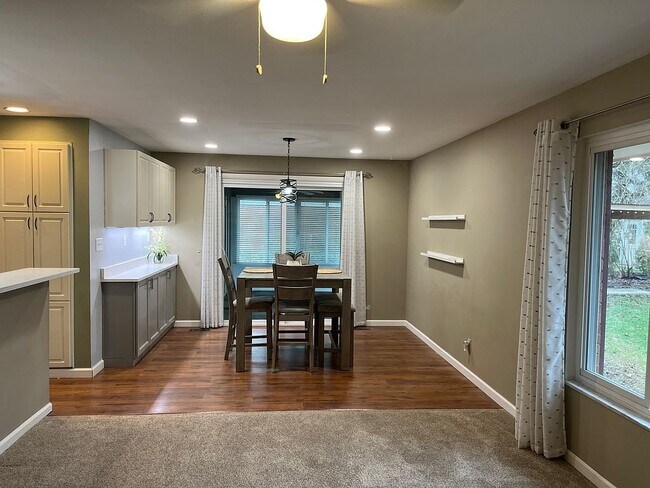 Building Photo - 301 S Village Dr