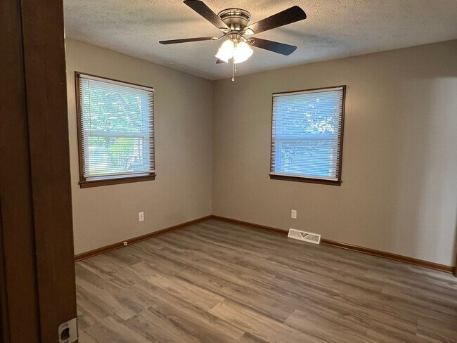 Building Photo - Recently Remodeled 3 Bed / 2 Bath near Mercy Hospital