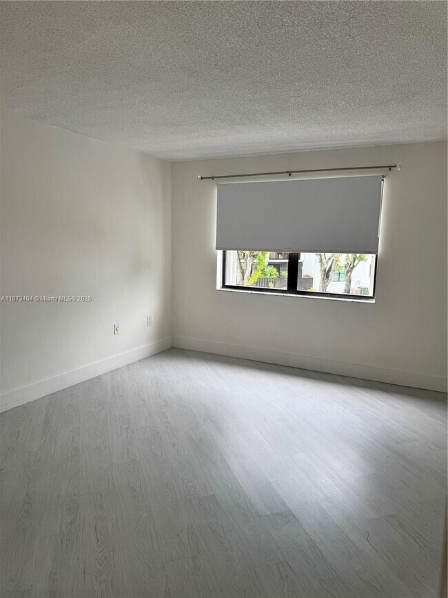 Building Photo - 9427 Fontainebleau Blvd
