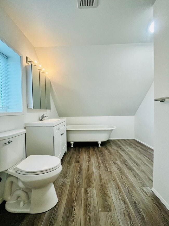 Building Photo - Newly Remodeled Apartment in the Center of Downtown Poulsbo!