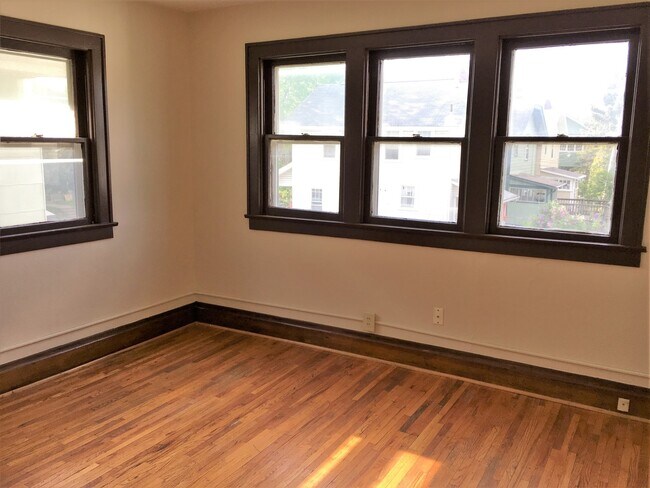 Building Photo - 431-433-433 E Tompkins St